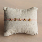 Macramé bracelet with gold-colored daisy flowers – old pink