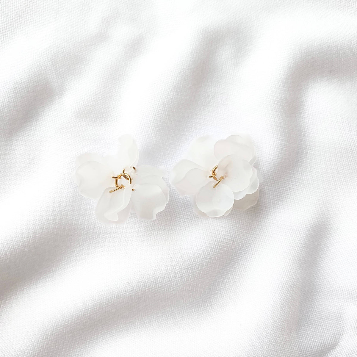 PEONY hoop earrings - White: 30 mm hoop earrings + petals - MintMouse (Unicorner Concept Store)
