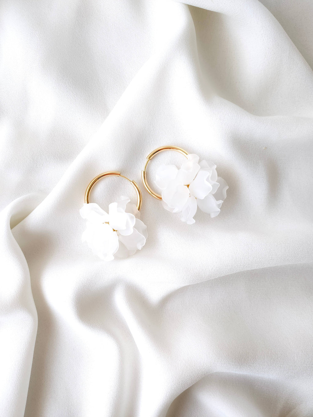 PEONY hoop earrings - White: 30 mm hoop earrings + petals - MintMouse (Unicorner Concept Store)