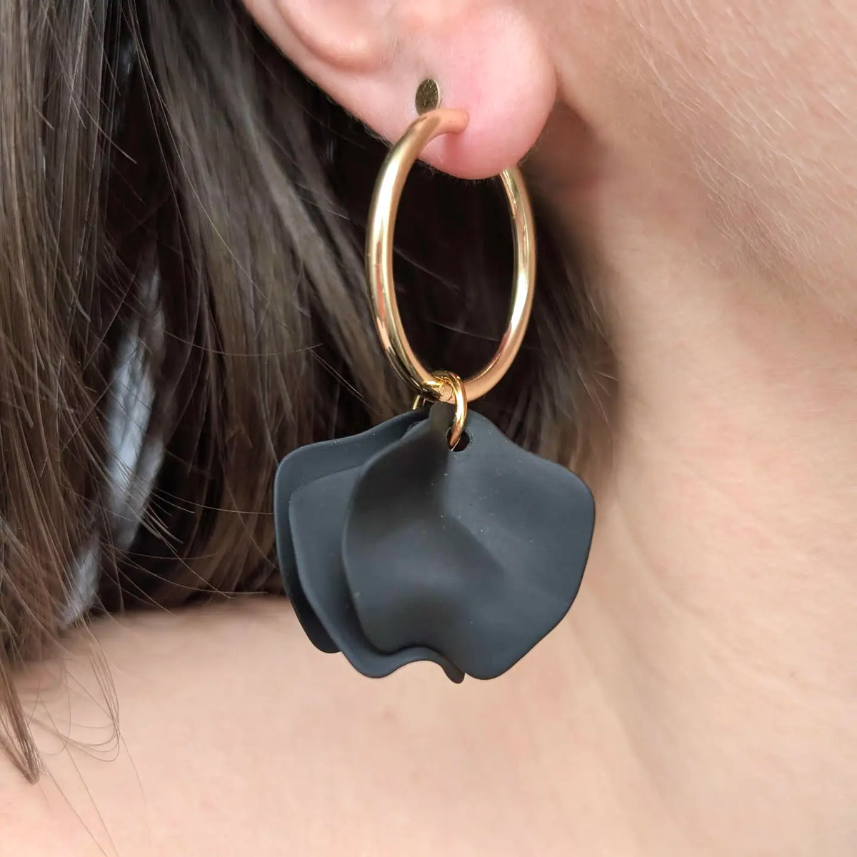 Mohnblumen-Kreolen - Schwarz: 30 mm Kreolen + Blütenblätter