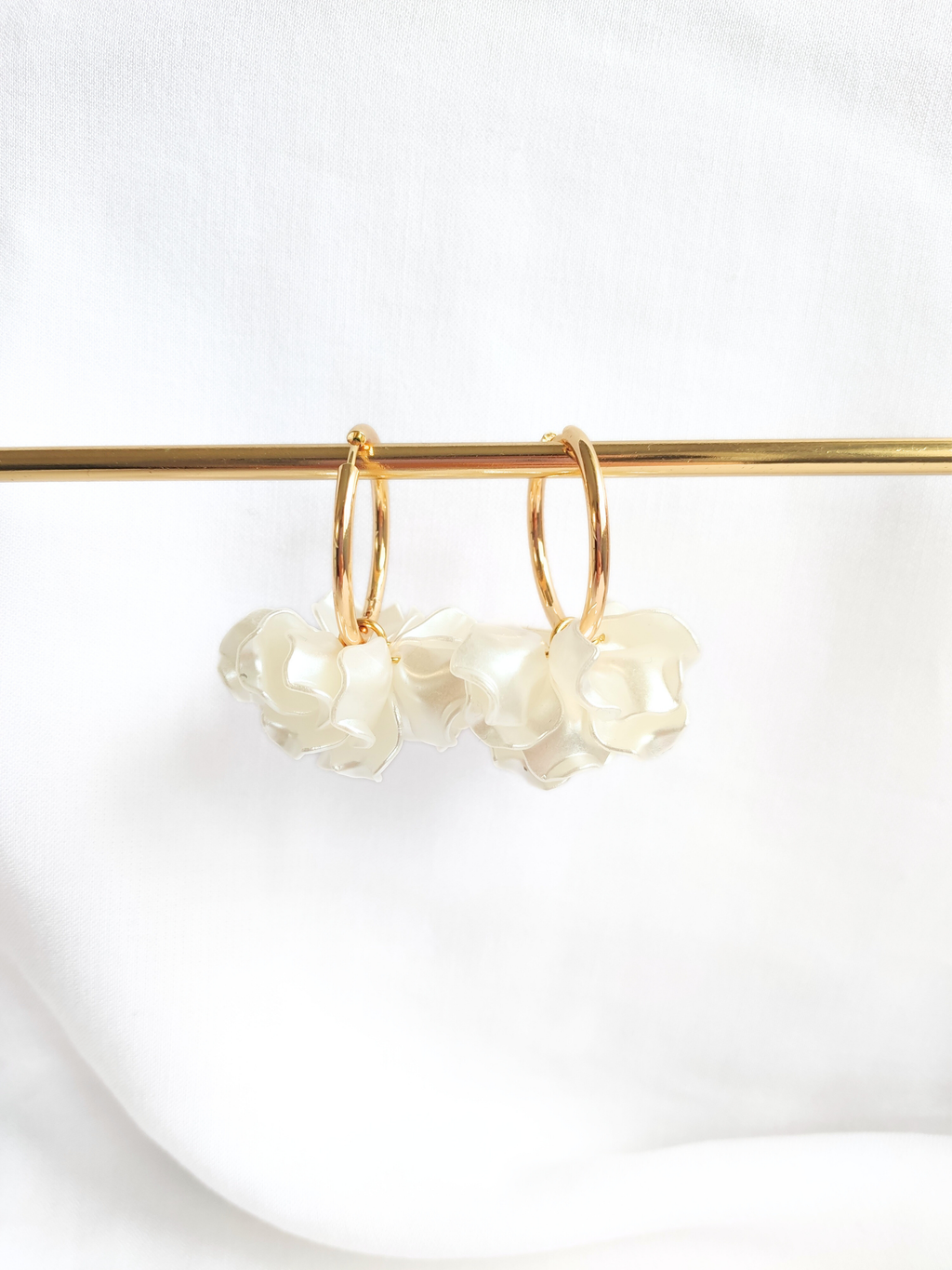 PEONY hoop earrings - Pearly white: 30 mm hoop earrings + petals - MintMouse (Unicorner Concept Store)