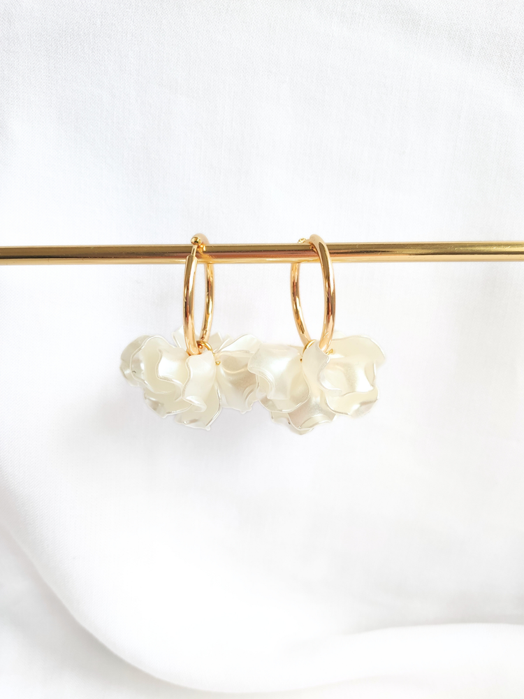 PEONY hoop earrings - Pearly white: 30 mm hoop earrings + petals