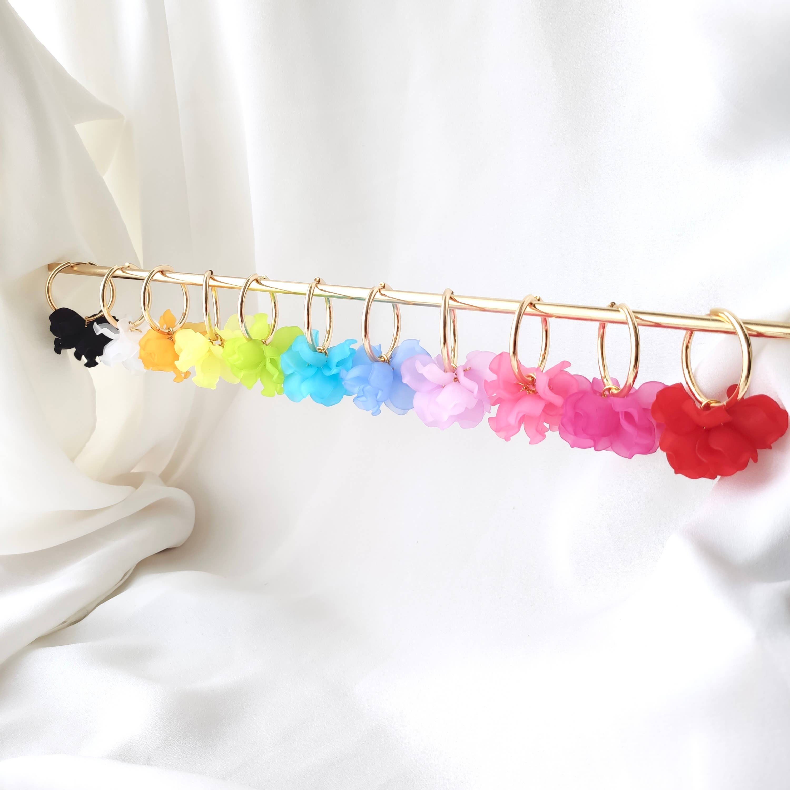 PEONY hoop earrings - Pearly white: 30 mm hoop earrings + petals - MintMouse (Unicorner Concept Store)