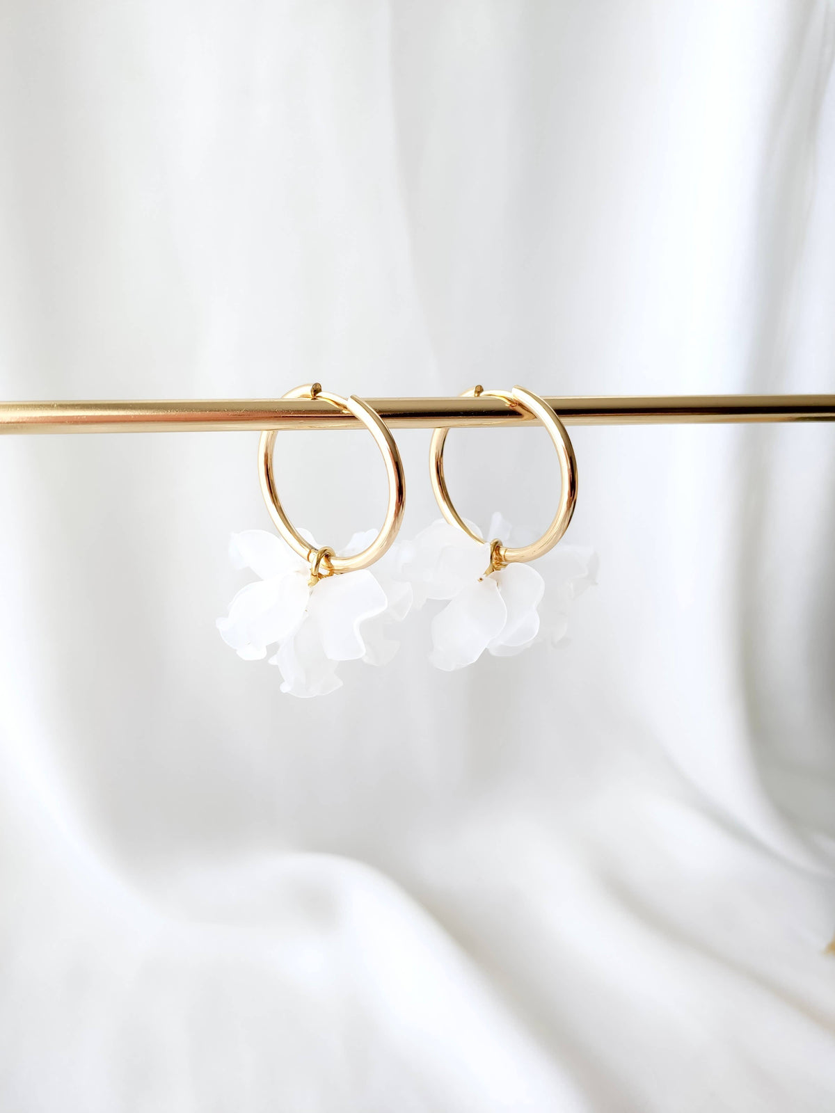 PEONY hoop earrings - White: 30 mm hoop earrings + petals - MintMouse (Unicorner Concept Store)