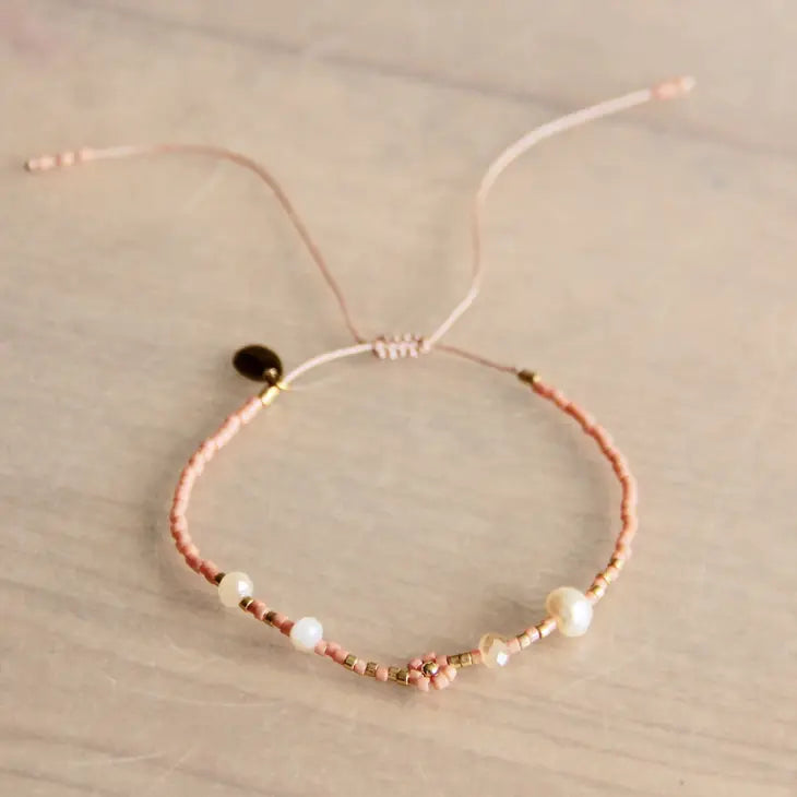 Miyuki bracelet with daisy flower, facet and pearl – salmon