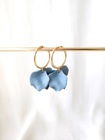 Poppy hoop earrings - Blue grey: 30 mm hoop earrings + petals