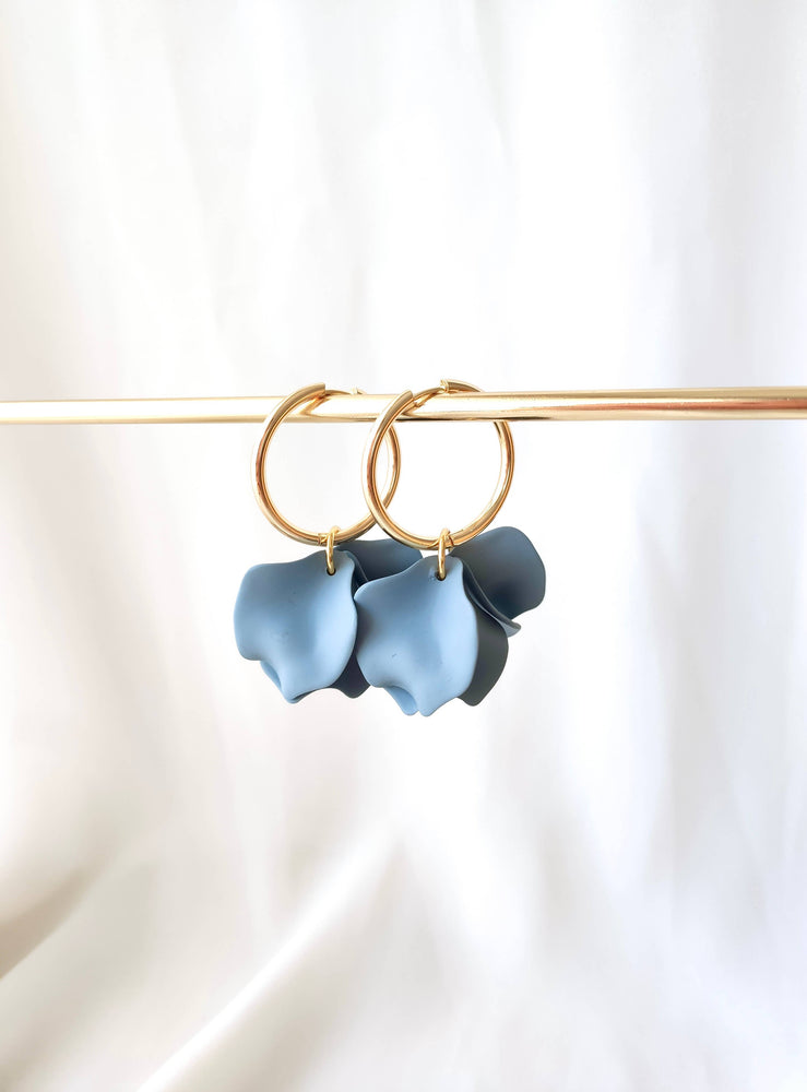Poppy hoop earrings - Blue grey: 30 mm hoop earrings + petals