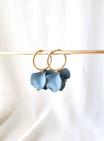 Poppy hoop earrings - Blue grey: 30 mm hoop earrings + petals