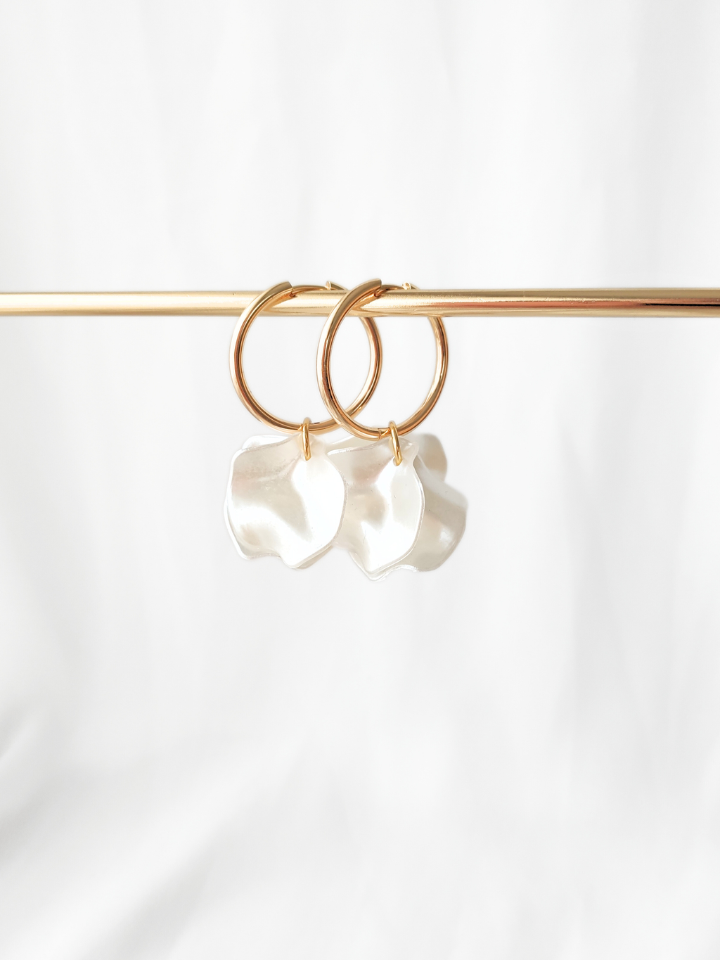 Poppy hoop earrings - Pearly white: 30 mm hoop earrings + petals - MintMouse (Unicorner Concept Store)