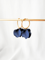 Poppy hoop earrings - Navy blue: 30 mm hoop earrings + petals