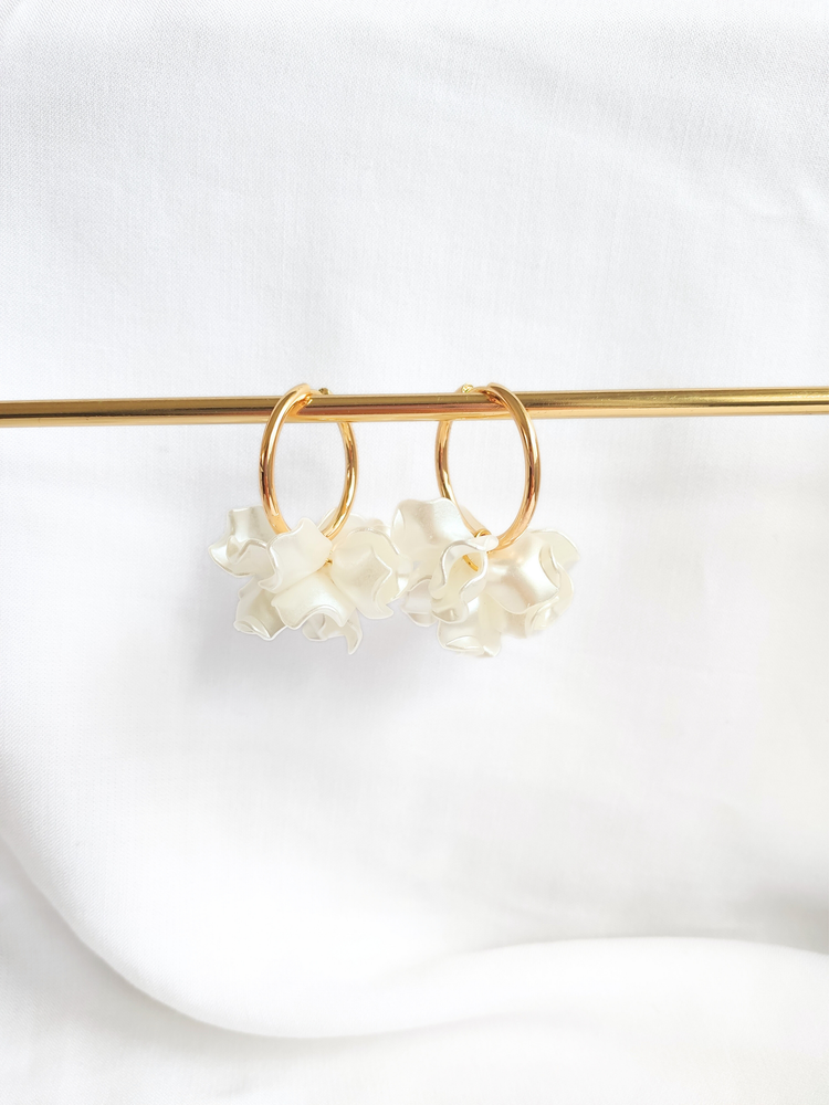 PEONY hoop earrings - Pearly white: 30 mm hoop earrings + petals