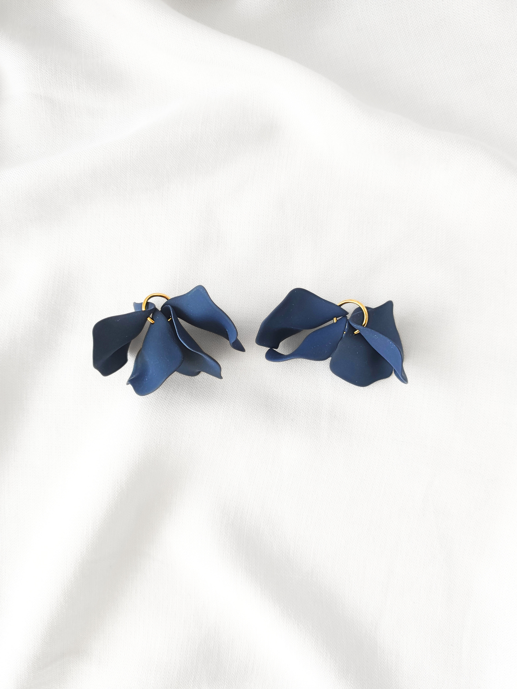Poppy hoop earrings - Navy blue: 30 mm hoop earrings + petals - MintMouse (Unicorner Concept Store)