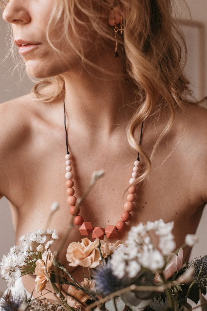 Solène | Breastfeeding, wearing and teething jewelry: Terracotta (Terracota-Nude-Pearl Pink) - MintMouse (Unicorner Concept Store)