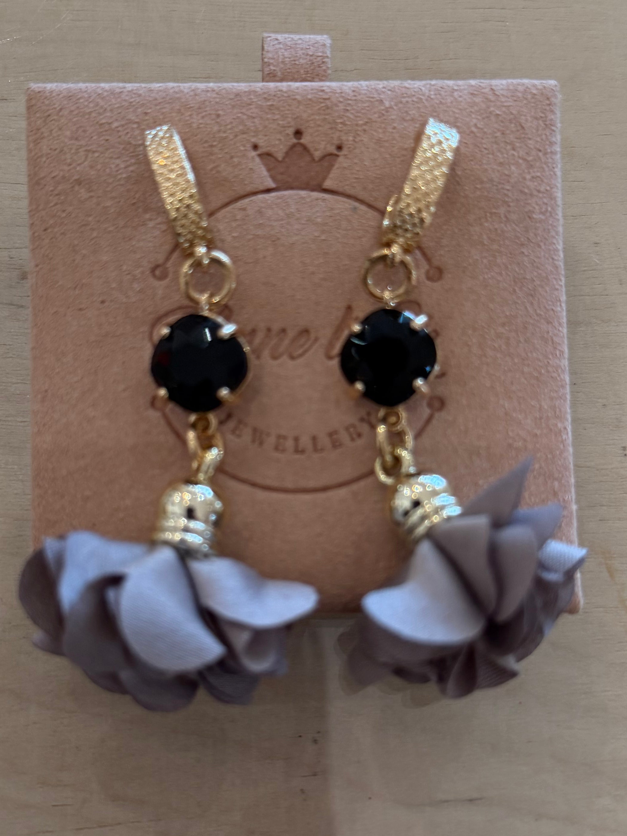 Earrings flower grey