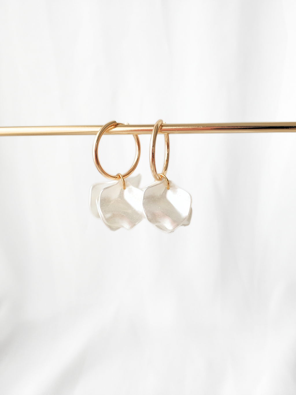 Poppy hoop earrings - Pearly white: 30 mm hoop earrings + petals - MintMouse (Unicorner Concept Store)