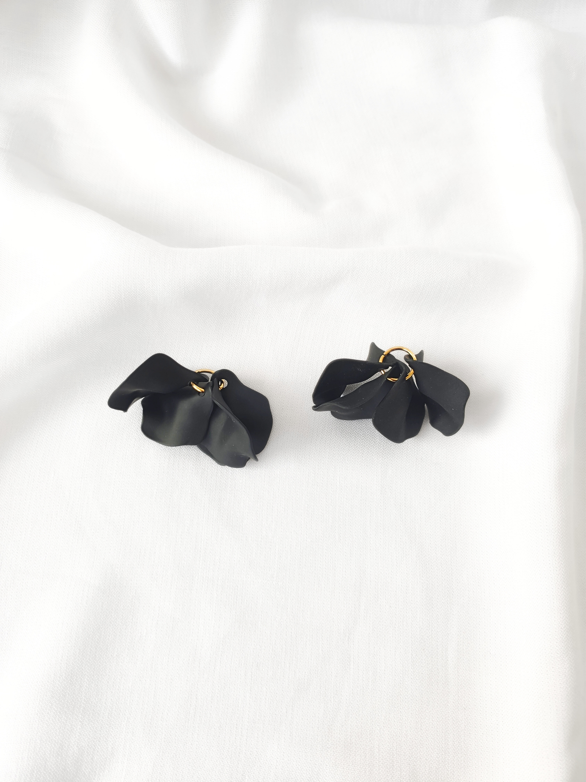 Poppy hoop earrings - Black: 30 mm hoop earrings + petals - MintMouse (Unicorner Concept Store)