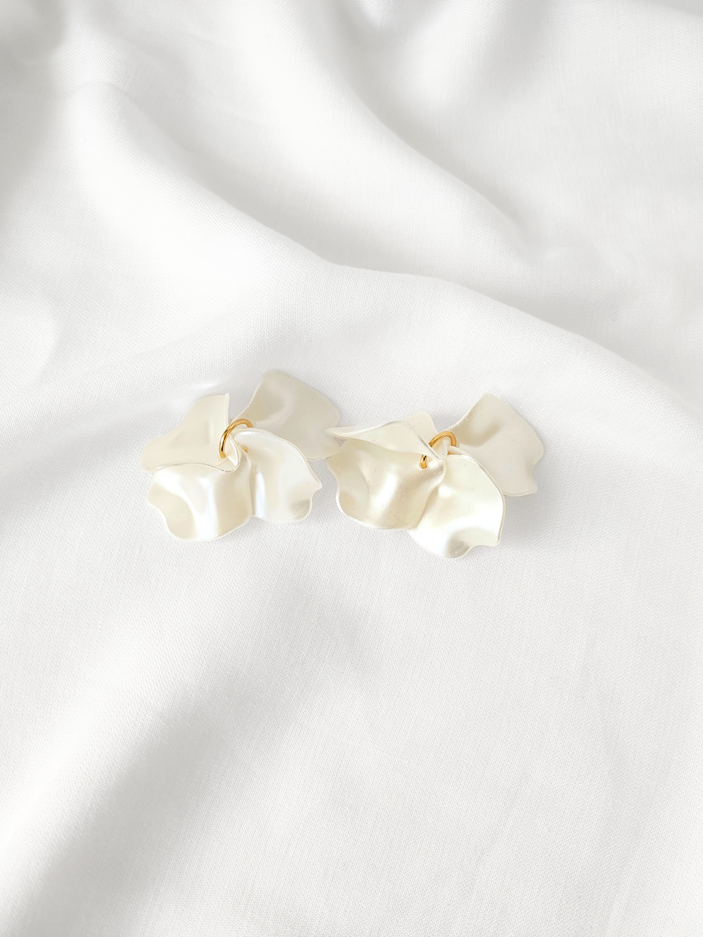 Poppy hoop earrings - Pearly white: 30 mm hoop earrings + petals - MintMouse (Unicorner Concept Store)