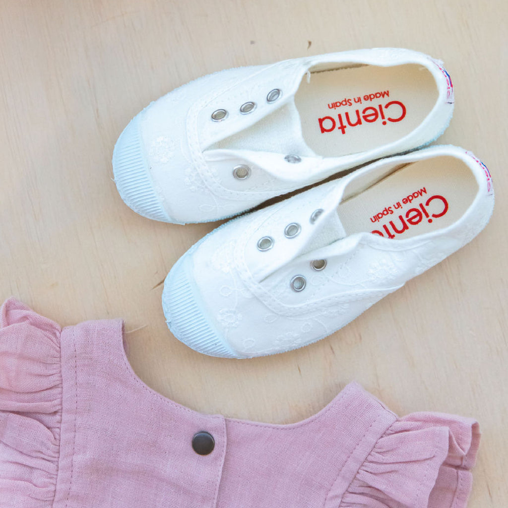 (70998-05) Cienta slip-ons - white flowers - MintMouse (Unicorner Concept Store)