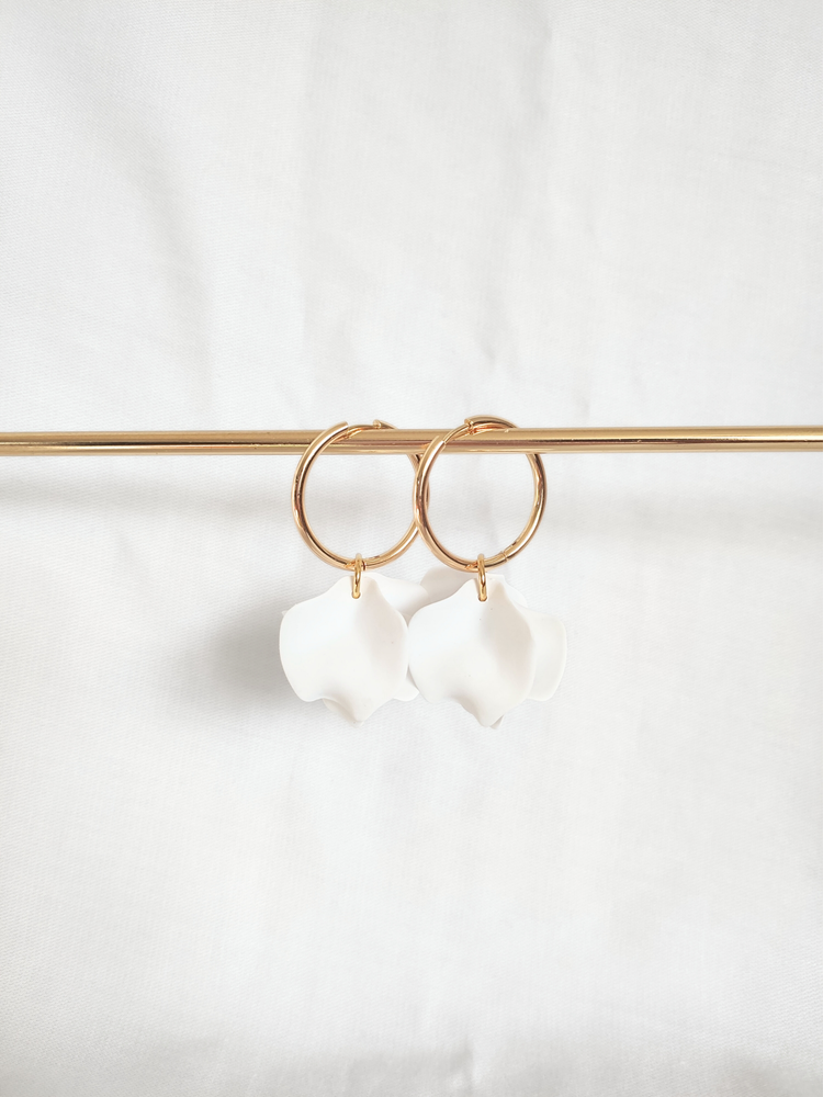 Poppy hoop earrings - Opaque white: 30 mm hoop earrings + petals