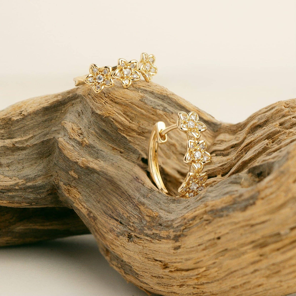Daisy Flower Hoop: Gold Plated / To the unit