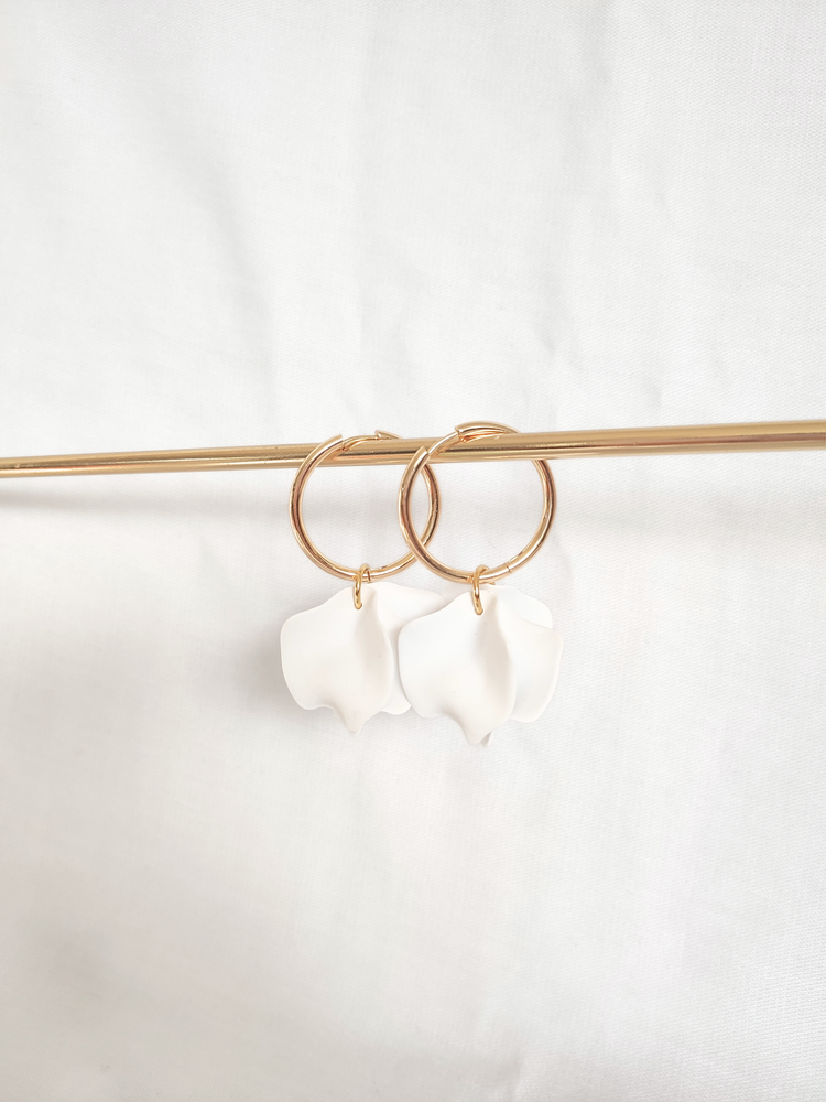 Poppy hoop earrings - Opaque white: 30 mm hoop earrings + petals
