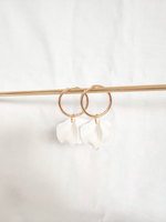 Poppy hoop earrings - Opaque white: 30 mm hoop earrings + petals
