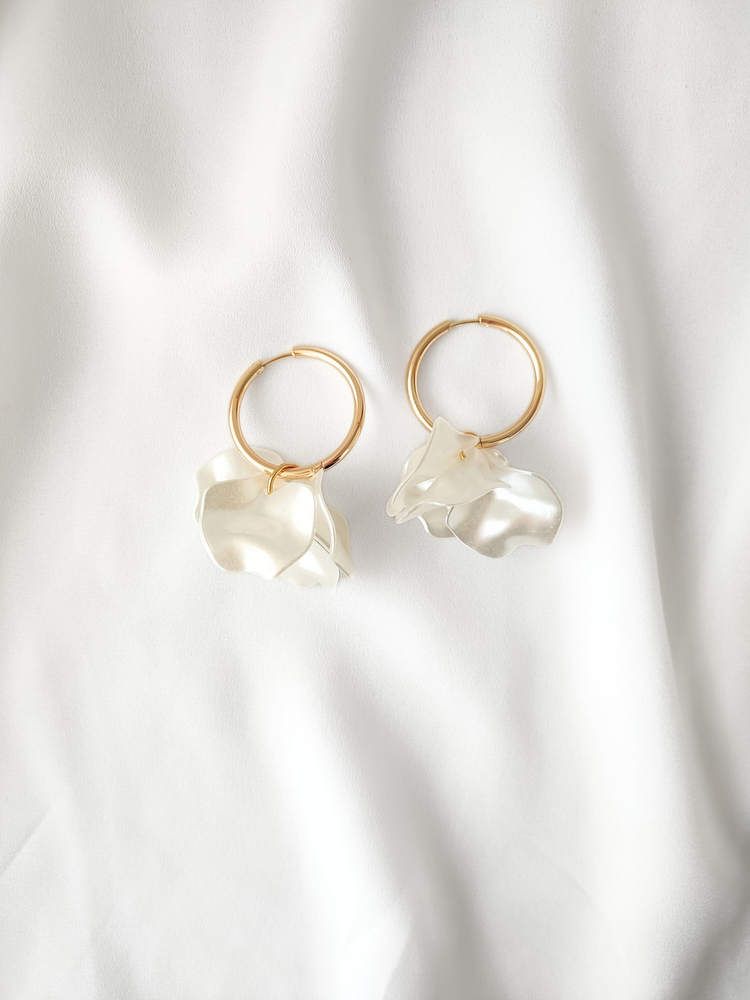 Poppy hoop earrings - Pearly white: 30 mm hoop earrings + petals