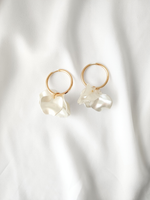 Poppy hoop earrings - Pearly white: 30 mm hoop earrings + petals