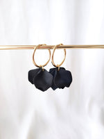 Poppy hoop earrings - Black: 30 mm hoop earrings + petals