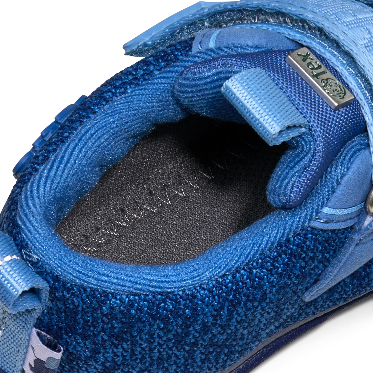 (00844-30119) Éléphant heureux en tricot Barefoot
