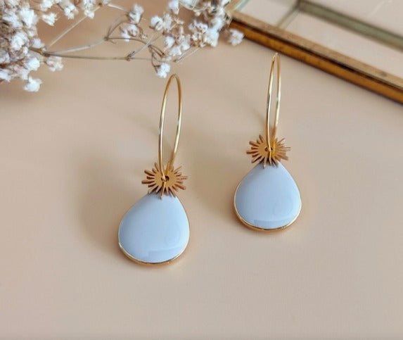 La Bienveillante cream-colored earrings